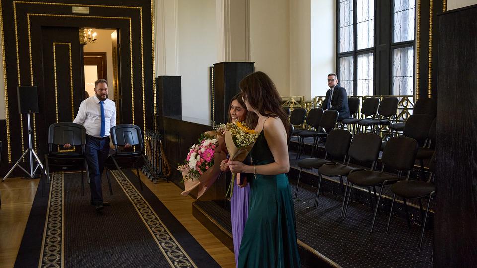 Ze zákulisí slavnostního předávání diplomů