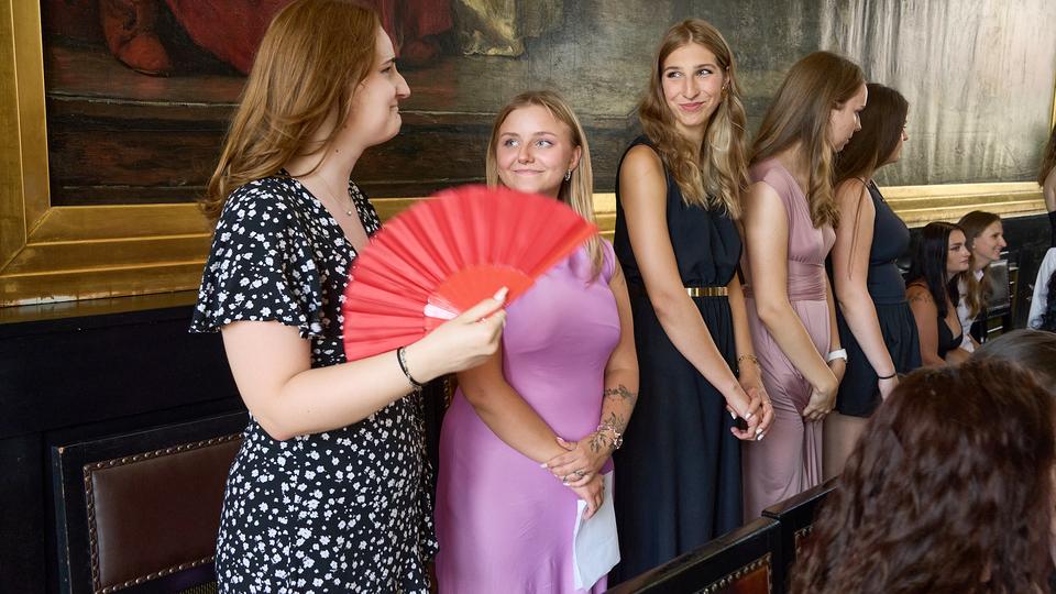 Ze zákulisí slavnostního předávání diplomů