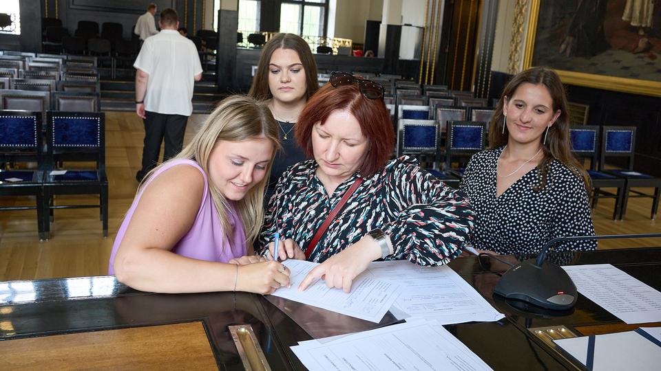 Ze zákulisí slavnostního předávání diplomů