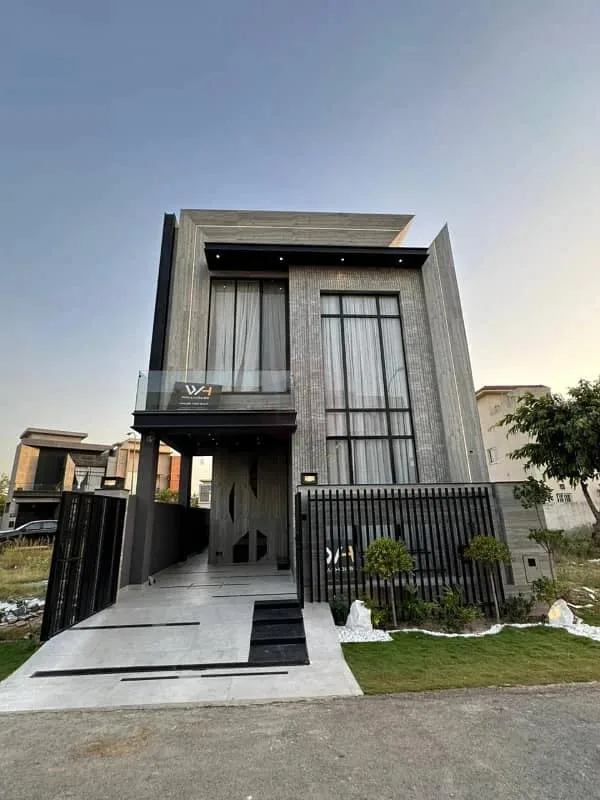 Stunning 5 Marla Home with Grand Lobby Near Doll Men Mall