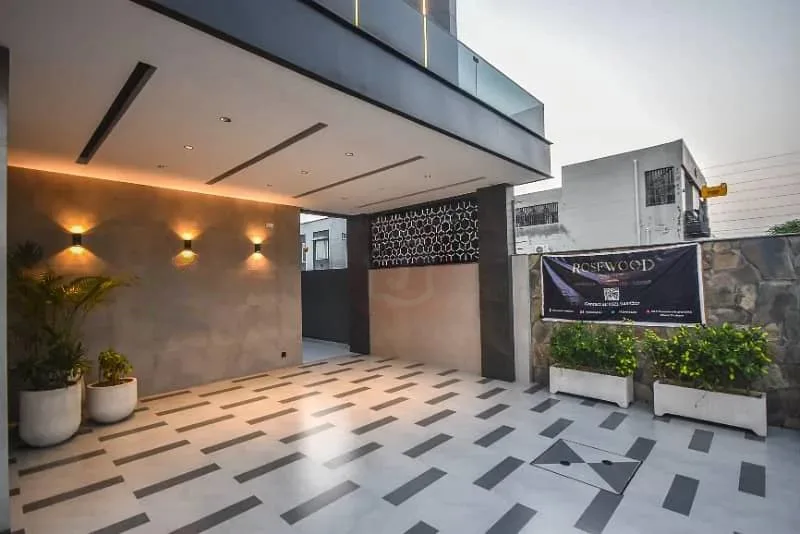 1 Kanal Semi-Furnished Luxury Villa with 5 Bedrooms for Sale in DHA