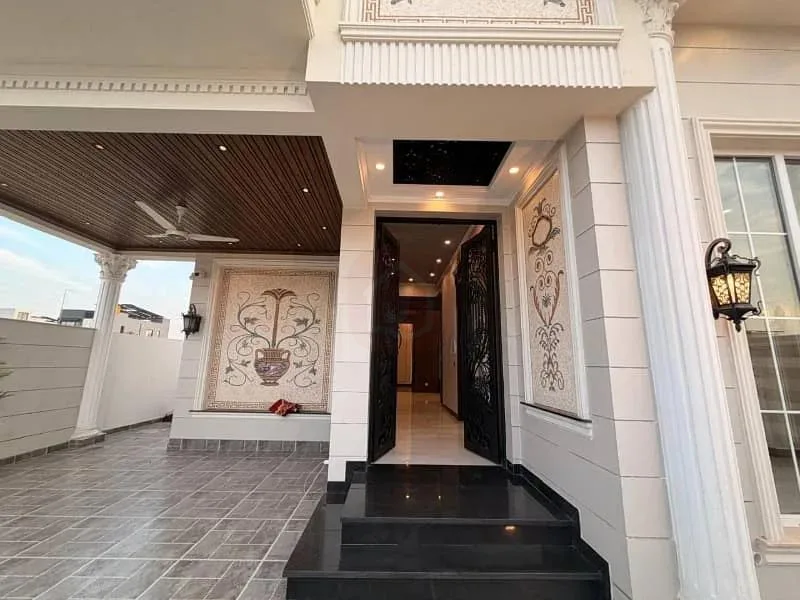 8 Marla Luxurious Royal Classic Villa for Sale in DHA Defence