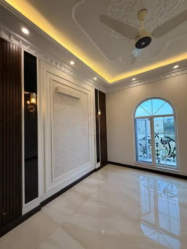 8 Marla Luxurious Royal Classic Villa for Sale in DHA Defence