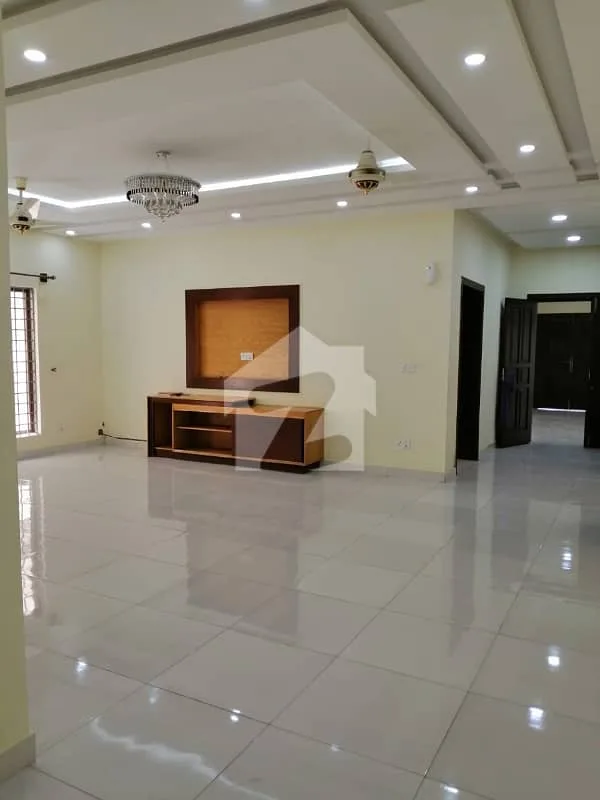 1 Kanal Single Storey House Available for Sale