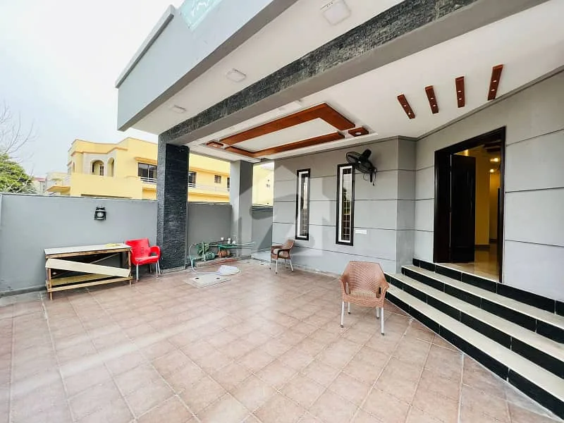 Beautifully Maintained Corner House for Sale in DHA Defence