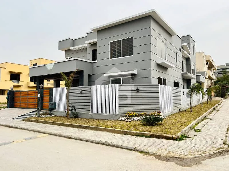 Beautifully Maintained Corner House for Sale in DHA Defence