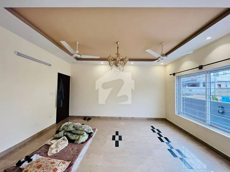 Beautifully Maintained Corner House for Sale in DHA Defence