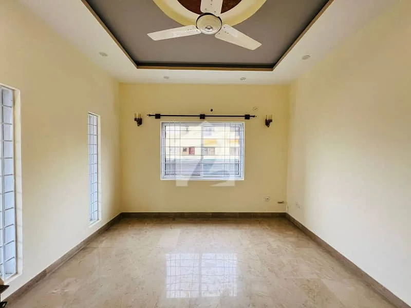 Beautifully Maintained Corner House for Sale in DHA Defence