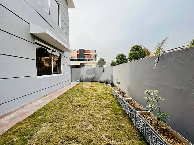 Beautifully Maintained Corner House for Sale in DHA Defence