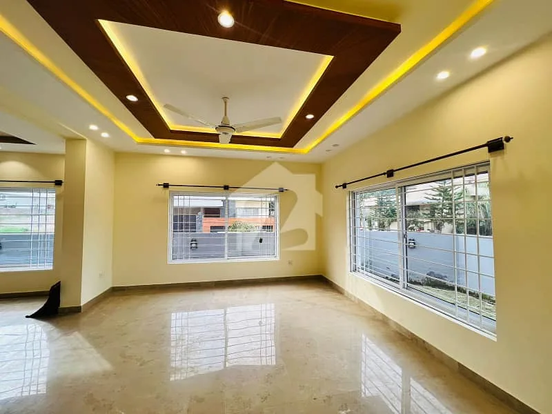 Beautifully Maintained Corner House for Sale in DHA Defence