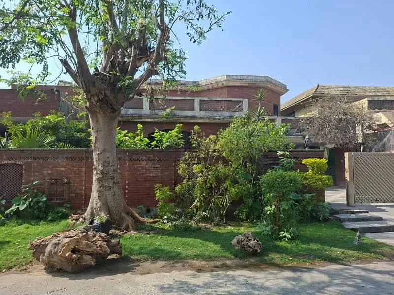 One Kanal Used Bungalow for Sale in DHA Lahore Near Park and Market