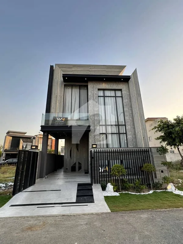 Stunning 5 Marla Home with Grand Lobby Near Doll Men Mall
