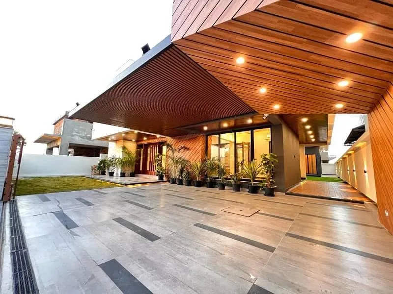 Designer 1 Kanal House with 5 Bedrooms for Sale in DHA
