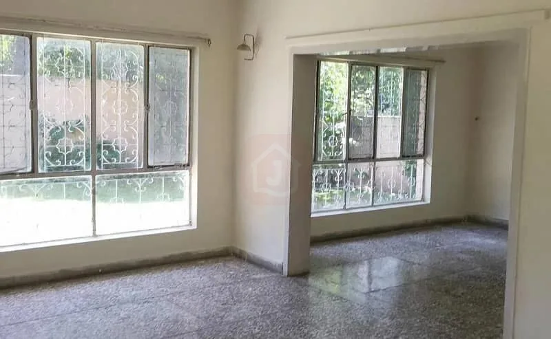 Investor Price Old House for Sale in Islamabad F-8