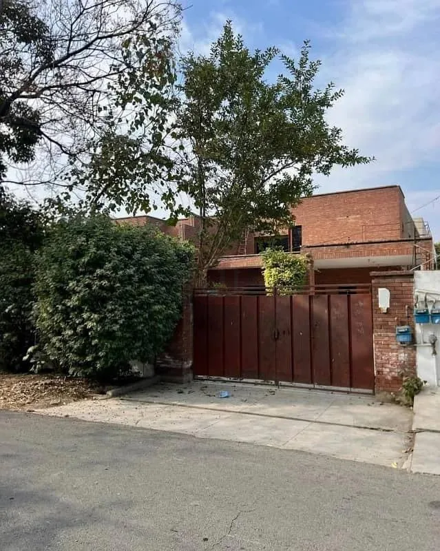 One Kanal Modern Bungalow for Sale in DHA Lahore Near Park and Market