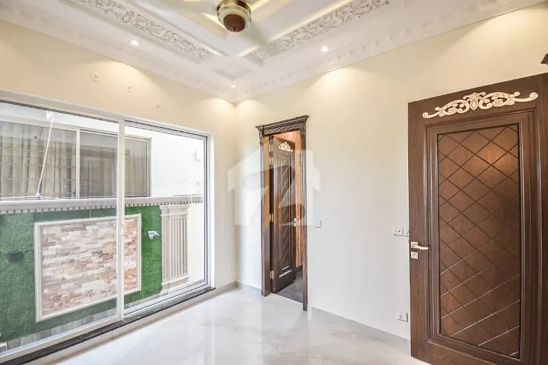 5 Marla Elegant Villa with High Ceiling Lobby Overlooking Park