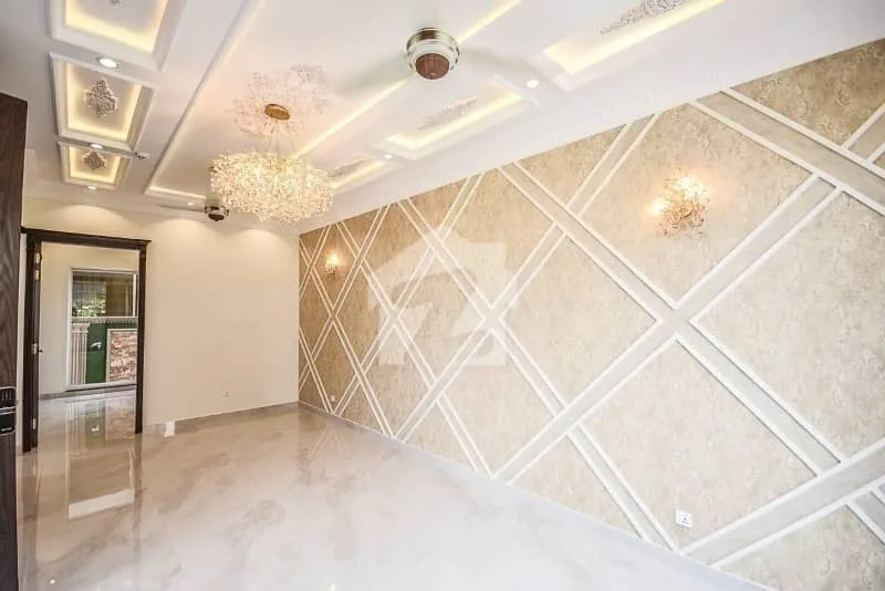5 Marla Elegant Villa with High Ceiling Lobby Overlooking Park