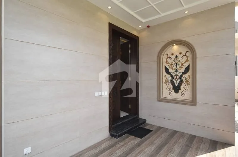 5 Marla Elegant Villa with High Ceiling Lobby Overlooking Park