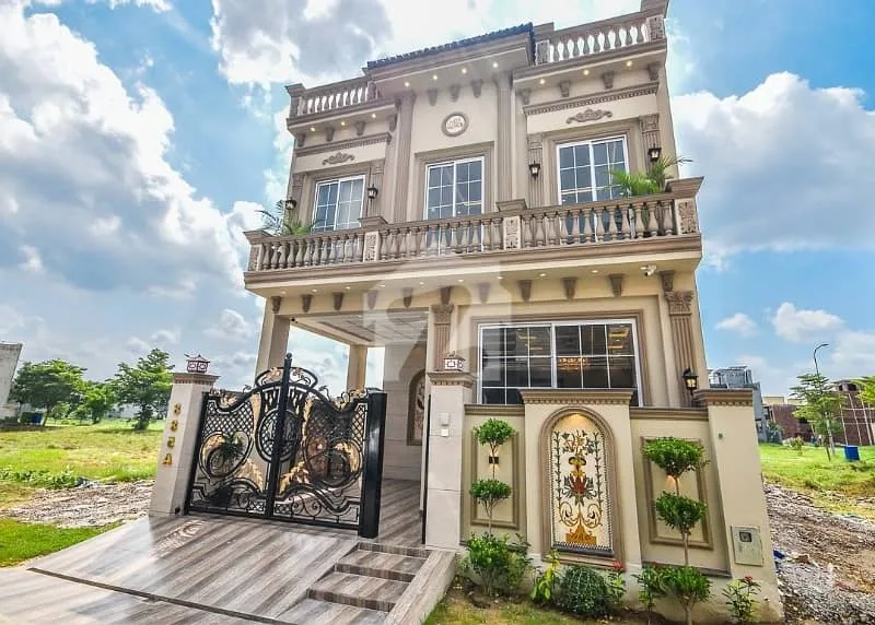 5 Marla Elegant Villa with High Ceiling Lobby Overlooking Park