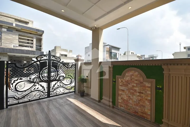 5 Marla Elegant Villa with High Ceiling Lobby Overlooking Park