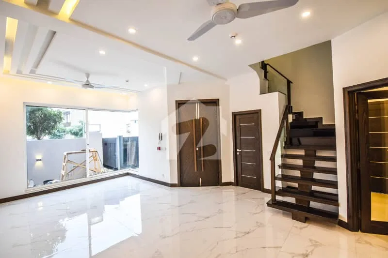 5 MARLA NEWLY BUILT MODERN HOUSE AVAILABLE FOR PURCHASE