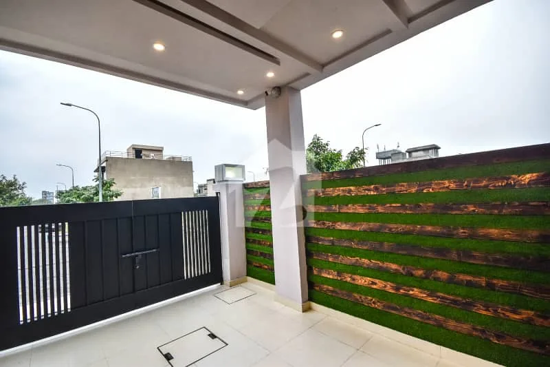 5 MARLA NEWLY BUILT MODERN HOUSE AVAILABLE FOR PURCHASE