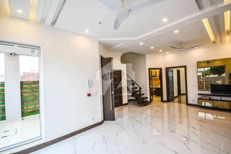 5 MARLA NEWLY BUILT MODERN HOUSE AVAILABLE FOR PURCHASE