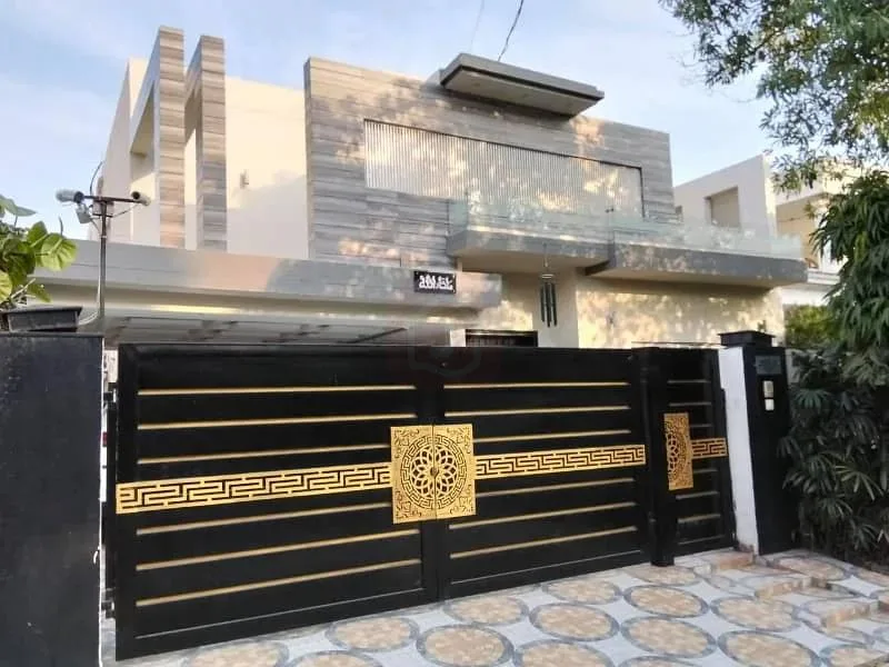 One Kanal Used Bungalow For Sale in DHA Lahore, Near Park and Market