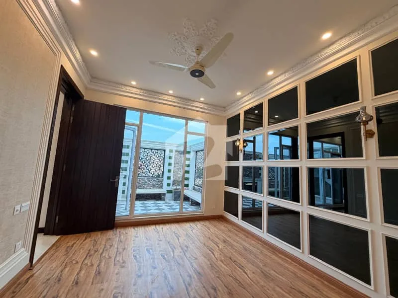 8 Marla Luxurious Royal Classic Villa for Sale in DHA Defence