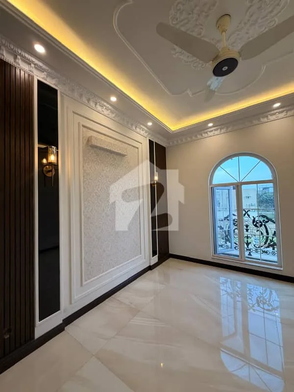 8 Marla Luxurious Royal Classic Villa for Sale in DHA Defence