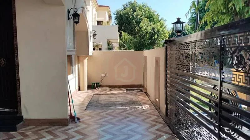 Stunning 10 Marla House Available for Sale in Bahria Enclave Sector C1