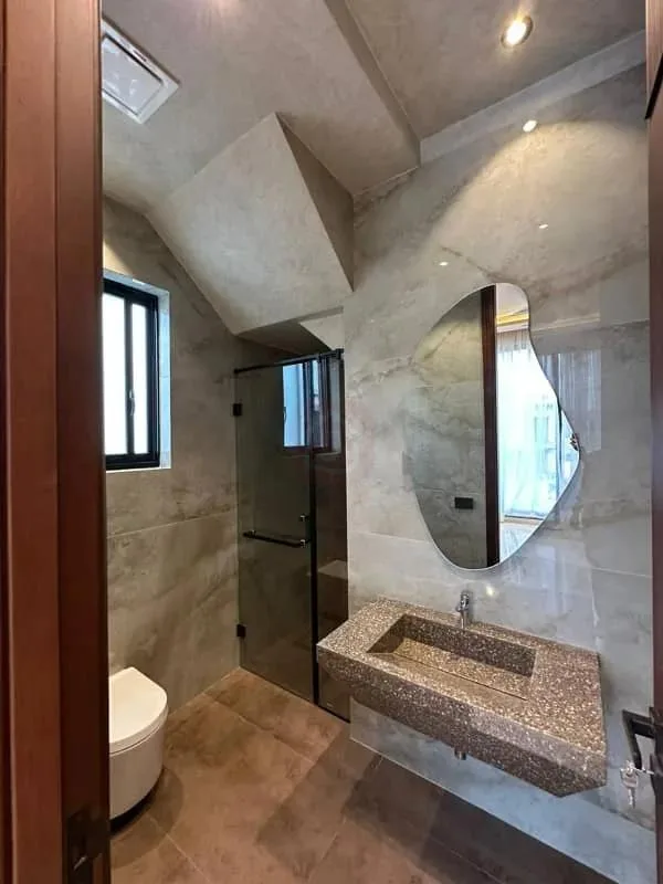 Stunning 5 Marla Home with Grand Lobby Near Doll Men Mall