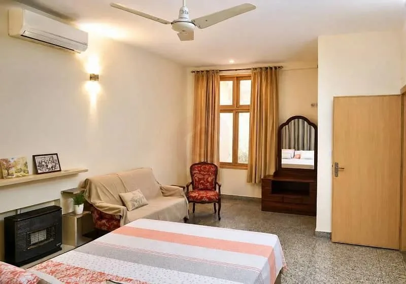 Old House for Sale in Prime F-6 Location - 444 SQYD