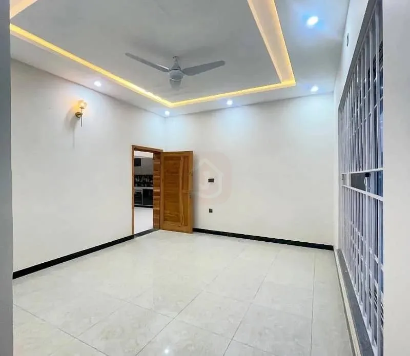 1 Kanal Designer Home Available for Sale Close to Giga Mall
