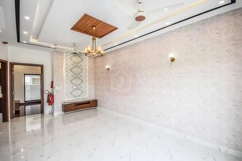 5 MARLA OWNER BUILT HOUSE IN PRIME LOCATION OF DHA LAHORE