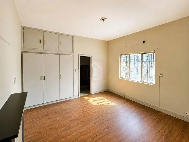 Corner House Available For Sale In F-8