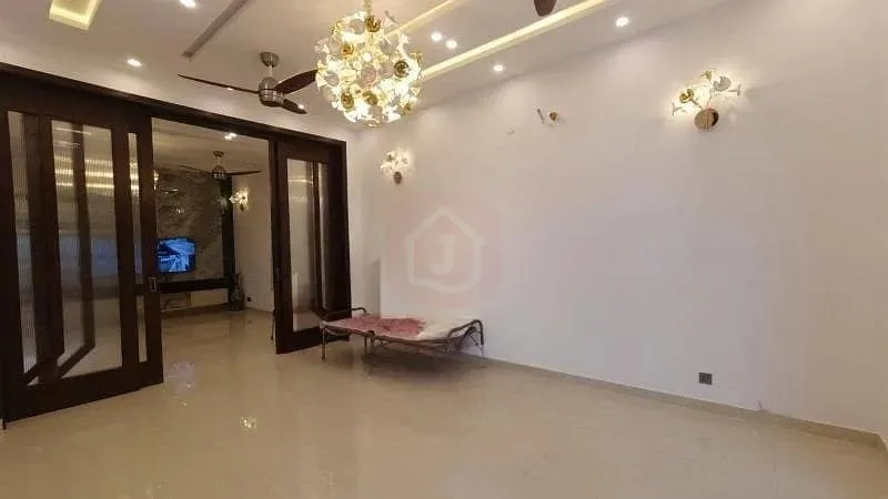 10 Marla Home Available in Top City 1