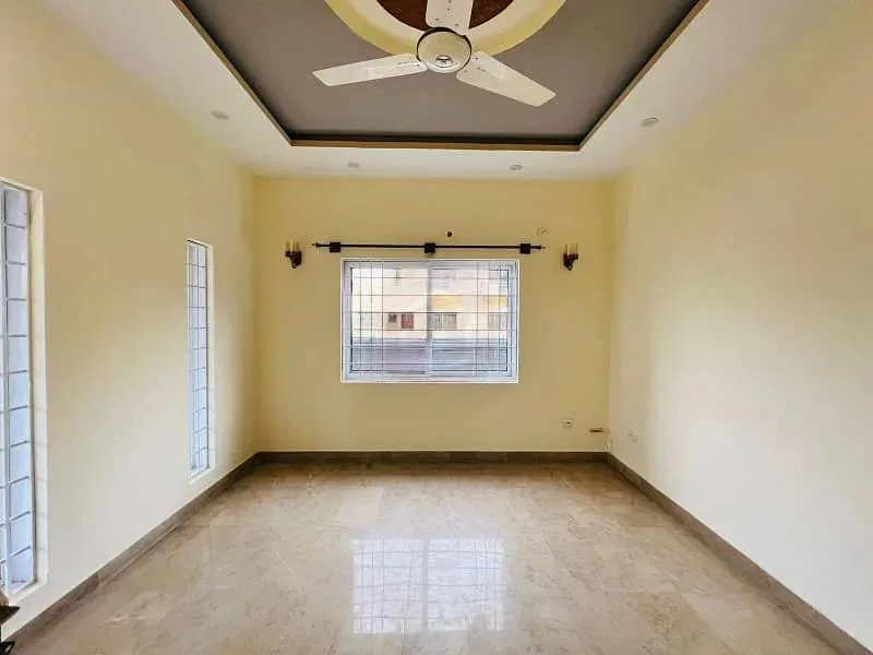Beautifully Maintained Corner House for Sale in DHA Defence