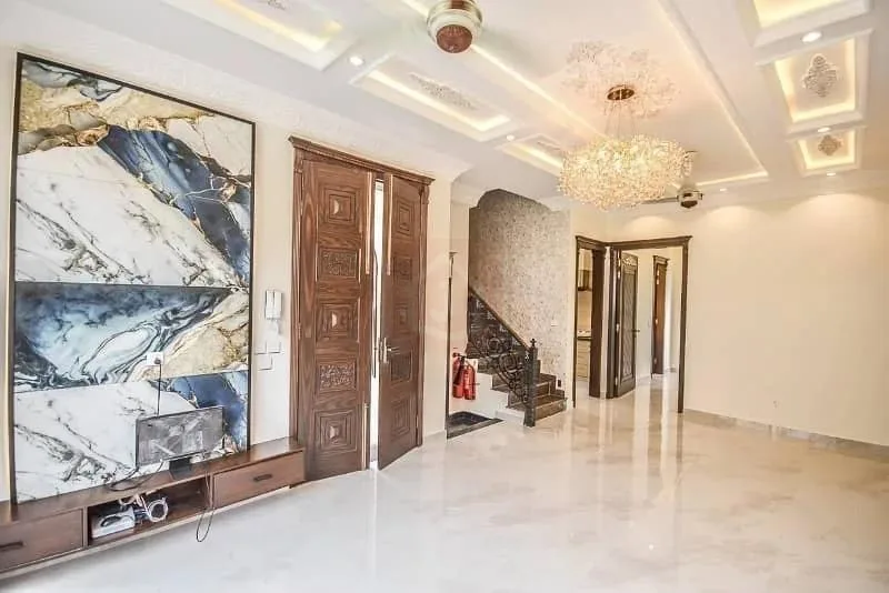 5 Marla Elegant Villa with High Ceiling Lobby Overlooking Park