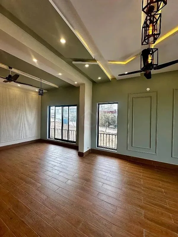 Stylish 6 Bedroom Double Unit Home on Main Boulevard