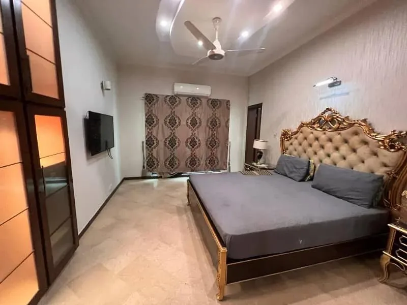 Modern One Kanal Bungalow for Sale in DHA Lahore, Near Park and Commercial Area