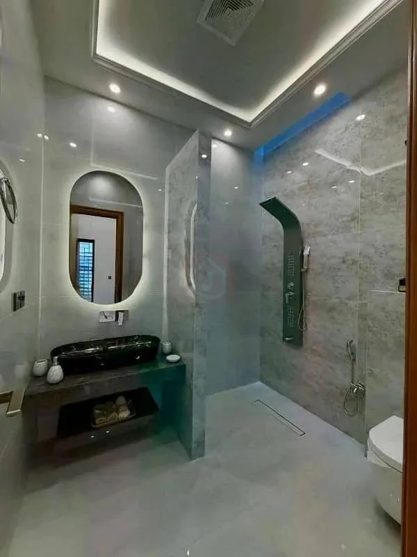 10 Marla Stunning House Available in DHA I_R