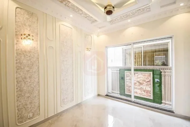 5 Marla Elegant Villa with High Ceiling Lobby Overlooking Park