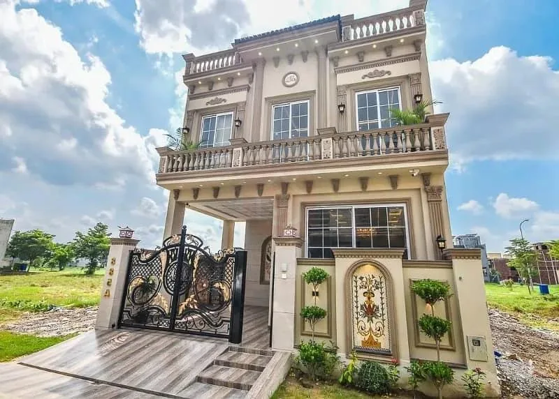 5 Marla Elegant Villa with High Ceiling Lobby Overlooking Park