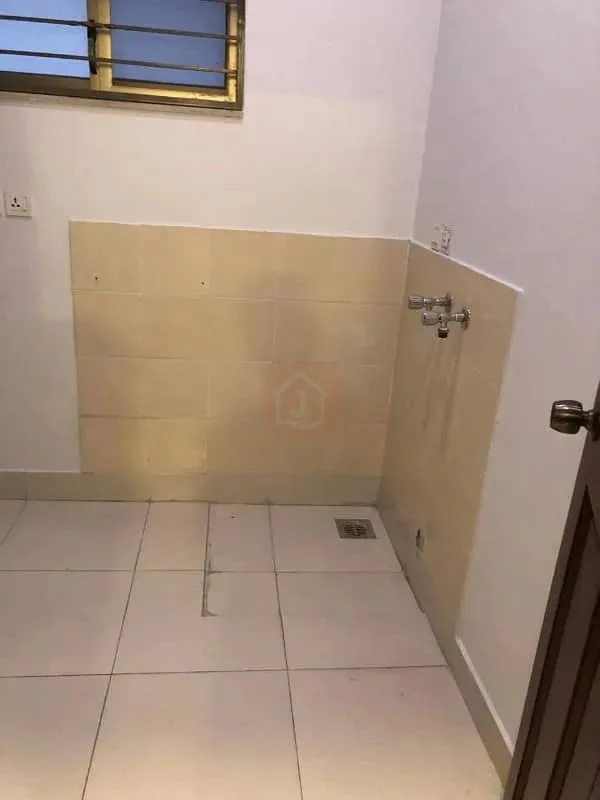 One Kanal Used Bungalow Available in DHA Lahore Near Park & Market