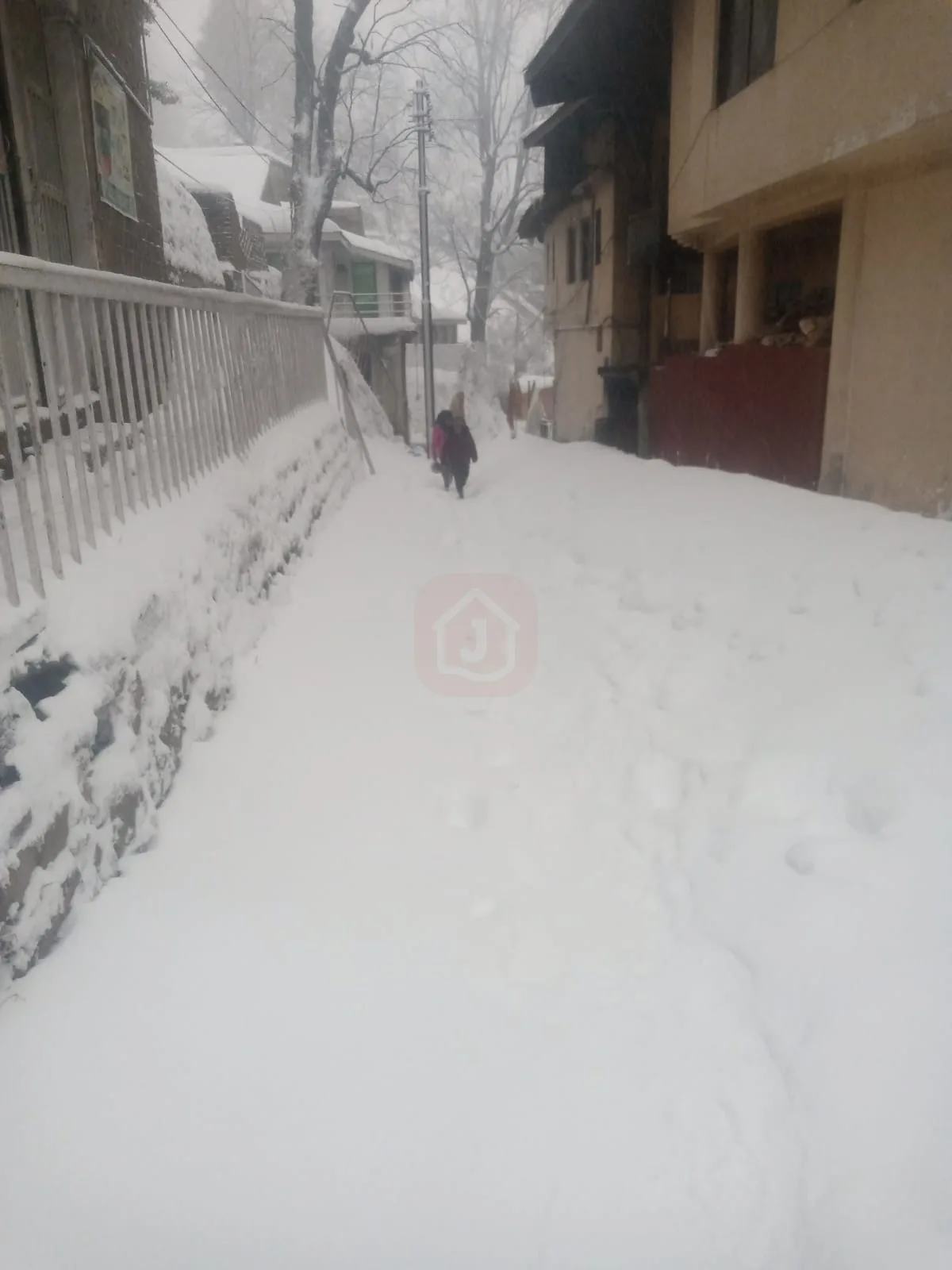3 story 6 marla 16 rooms hotel on club road murree