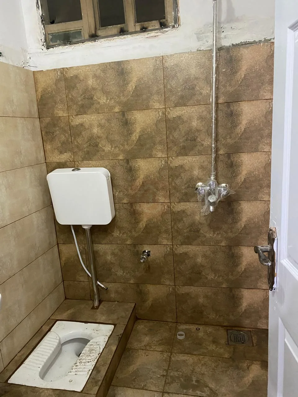 3 story 6 marla 16 rooms hotel on club road murree