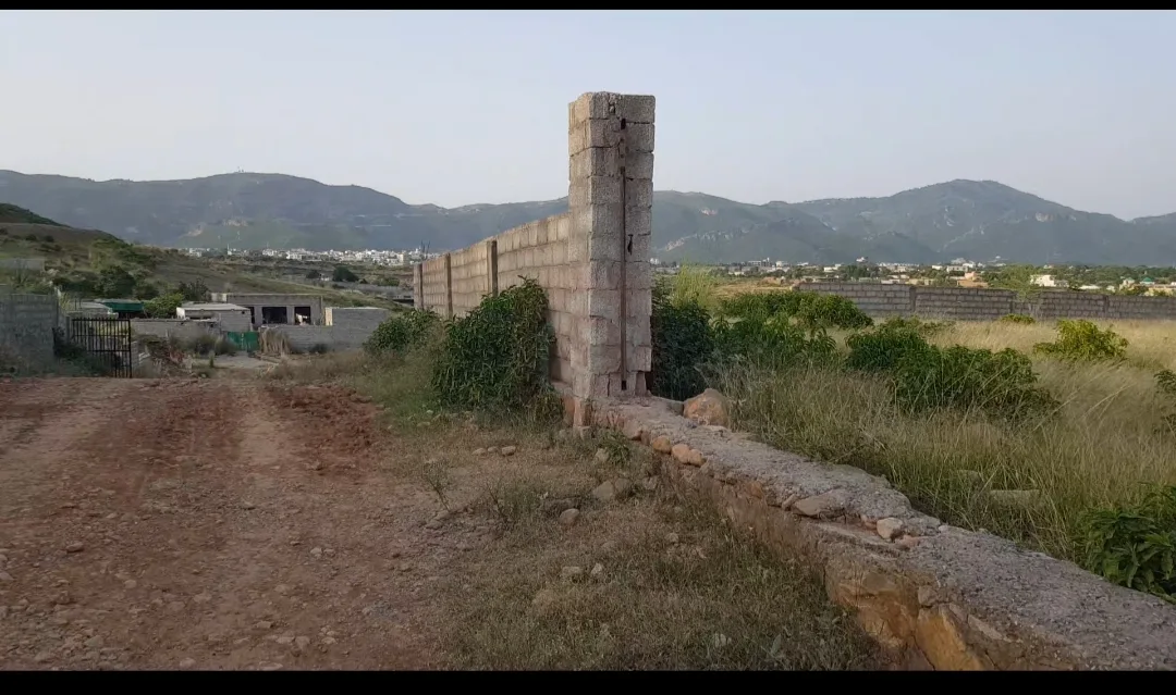 14 kanal mountain top . sector D13 k sath molhika