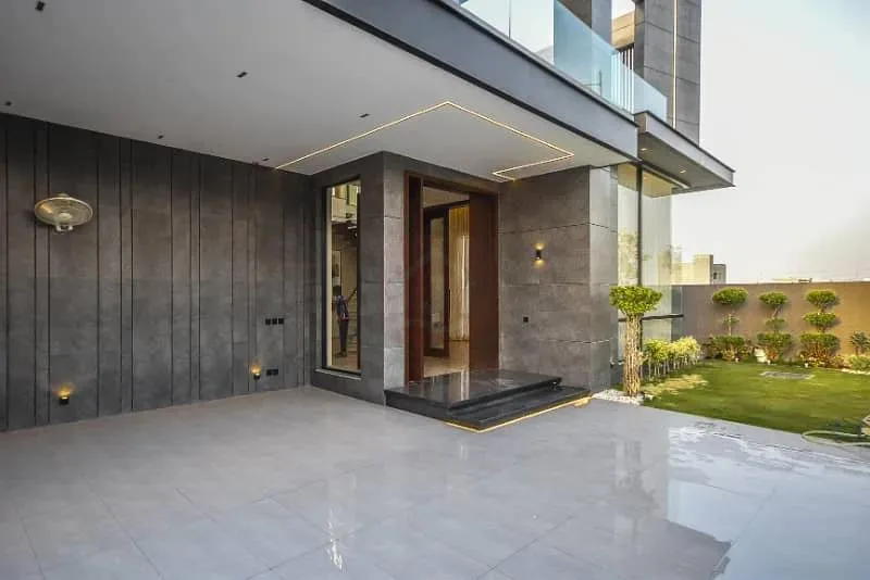 Luxury One Kanal House Available Near Defence Raya