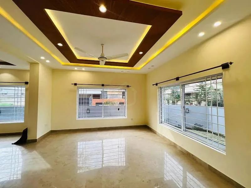 Beautifully Maintained Corner House for Sale in DHA Defence